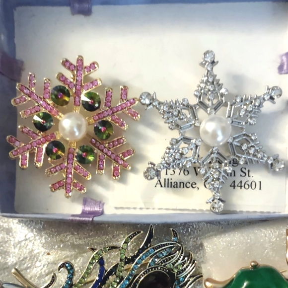 Goldtone Snowflake Brooch w/Pink Crystals - Picture 7 of 8